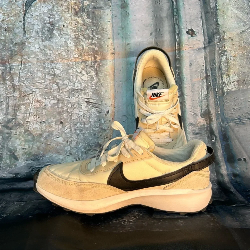 Nike Swoosh Detail Beige and Black Sneakers W 9.5M‎ M 8M
